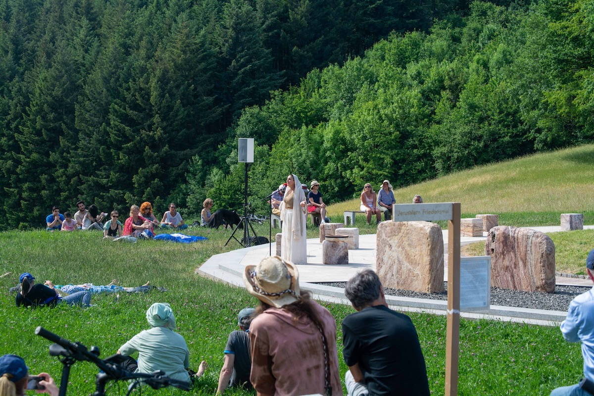 Maria Kaplan singing at the Friedensmal 2