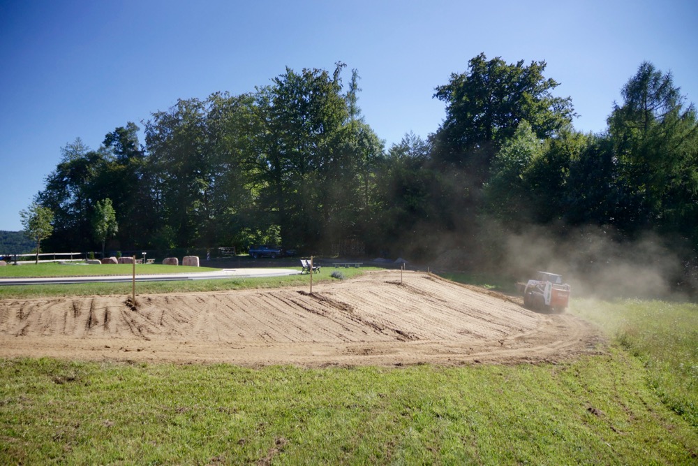 We expand the plateau of the monument circle