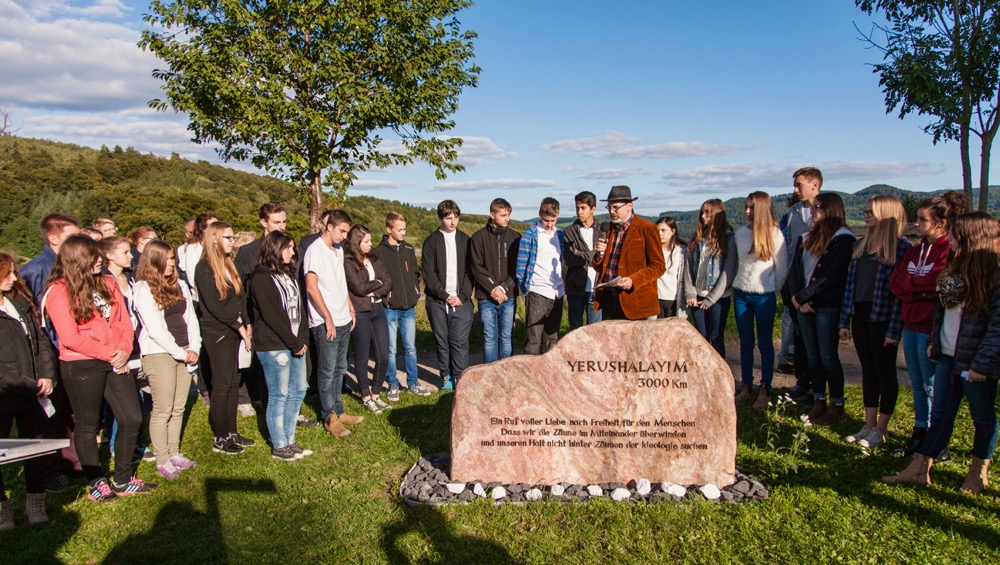 Pupils from Israel and Germany at the Friedensmal